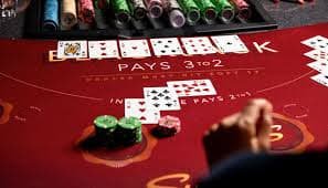 French Roulette wheel and betting layout at kutaslot live studio